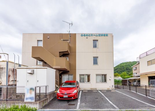 施設の外観と駐車場