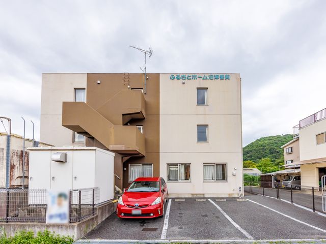 施設の外観と駐車場 外観 3階建ての建物で、正面に外階段があります。駐車スペースも見えて、車での来訪がしやすそうです。
