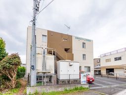 外観と駐車場の建物  