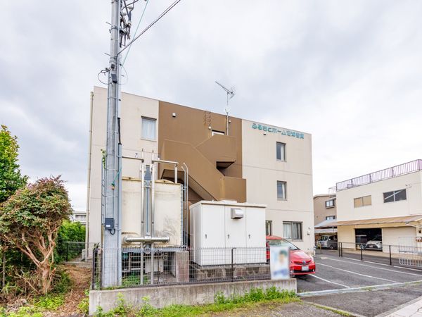 外観と駐車場の建物  