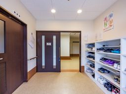 靴棚のある出入口  