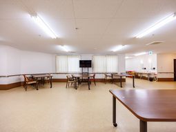 広い食堂の室内  