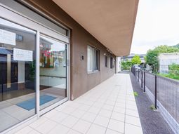 施設の屋外通路  