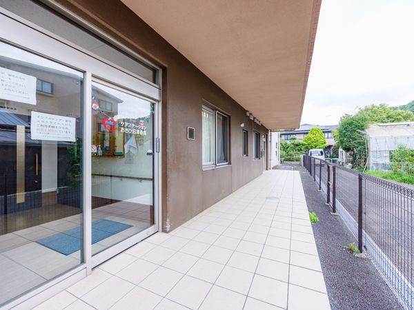施設の屋外通路  