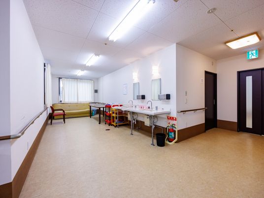 手洗い場のある廊下  