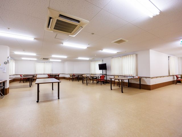 明るい多目的室 多目的室   広い空間にテーブルがゆったり配置された多目的室です。明るい照明と窓があり、休憩や交流の場として使いやすそうです。