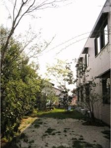 穏やかな庭園の施設外観