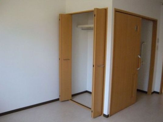 居室の扉とクローゼット