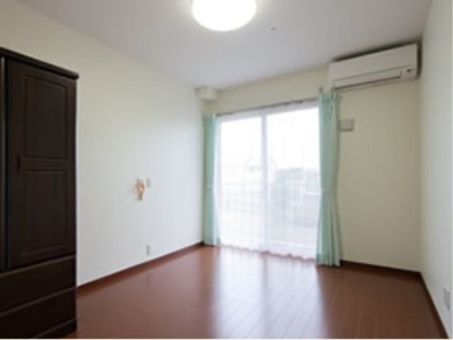 明るい洋室の居室 居室 ゆとりのある居室で、日当たりも良好です。個々のプライバシーを大切にした快適な空間ですので、ゆったりとお過ごしいただけます。