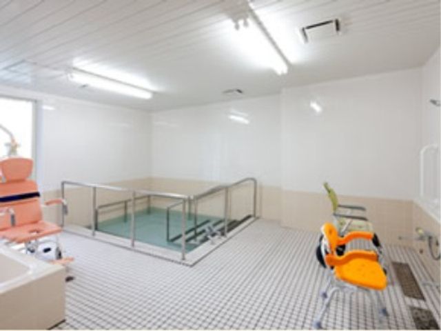 バリアフリーの浴室施設 浴室 利用者の安全と快適を考えた設計のバリアフリー浴室です。様々なニーズに対応するための多様な設備が整っています。