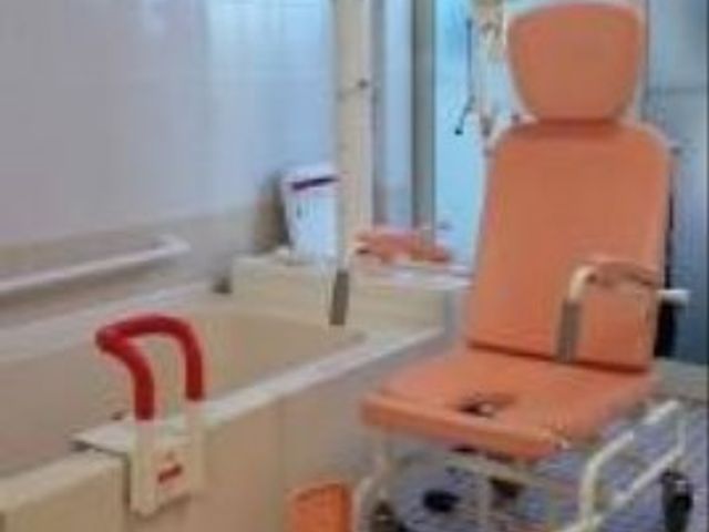 バリアフリー設計の浴室 浴室 安全に配慮した機能的な浴室です。リフト付きの椅子は、皆様の快適な入浴をサポートします。