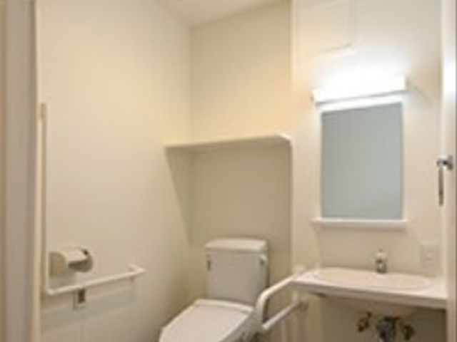 バリアフリー設計のトイレ トイレ 手すり付きで広々とした使いやすいトイレです。清潔感のあふれる空間は、毎日の快適な使用をサポートします。