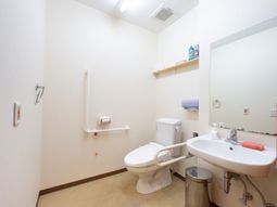 バリアフリーの明るいトイレ