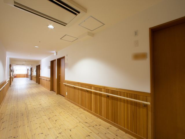 明るく広い通路 通路 手すりが付いた安全でゆったりとした通路です。ここを通って、皆様の活動の場所へと続きます。