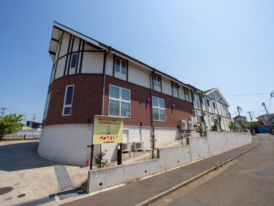 施設の外観と看板