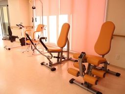 オレンジの機器が並ぶトレーニング室