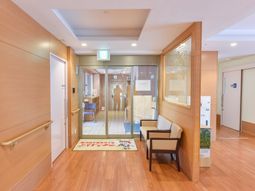 エントランスの明るい廊下