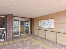 明るいエントランスの様子