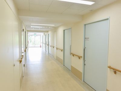 廊下と窓の明るい施設内観