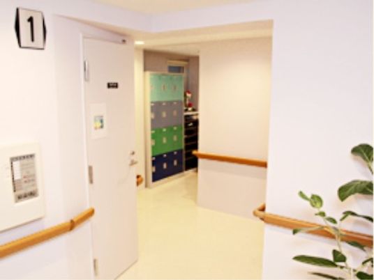 明るい通路と部屋の入口