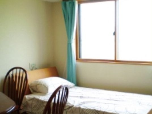 明るい個室の居室