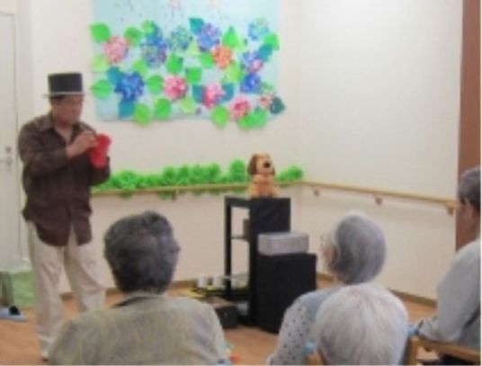 手品ショーをする多目的室