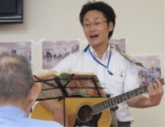 ギター演奏するスタッフ