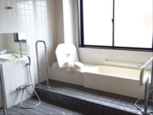 バリアフリー設計の浴室