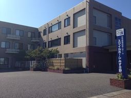 明るい日差しが降り注ぐ外観