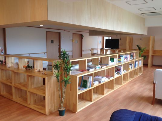 木目調ラウンジの様子