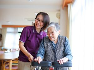 介護スタッフと利用者