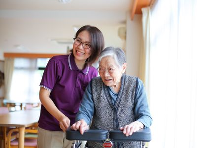 介護スタッフと利用者
