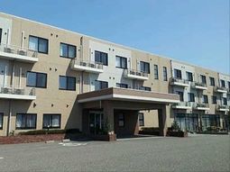 明るい施設の外観