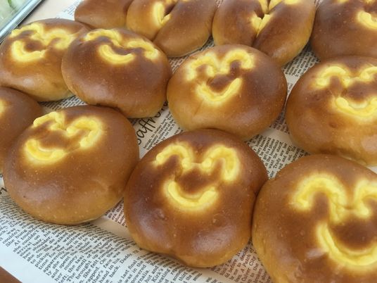 焼きたてパンの並ぶ台