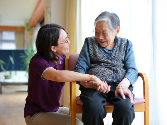 明るい空間で会話する二人