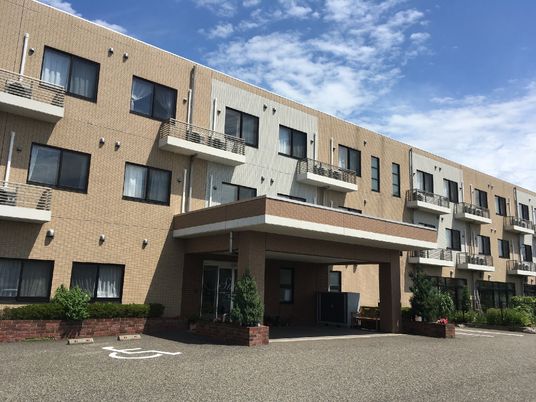 広々とした建物のエントランス