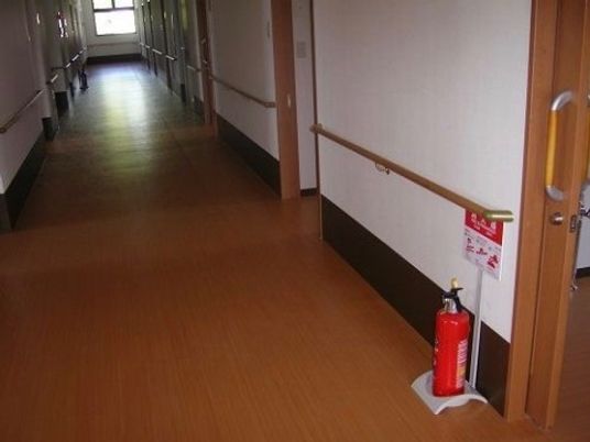清潔で落ち着いた色調の廊下