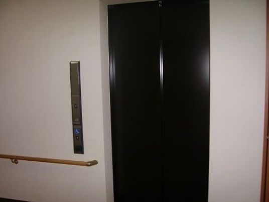 手すり付きのエレベーター
