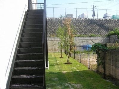 手入れされた中庭と階段