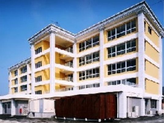 黄色い外壁の建物外観