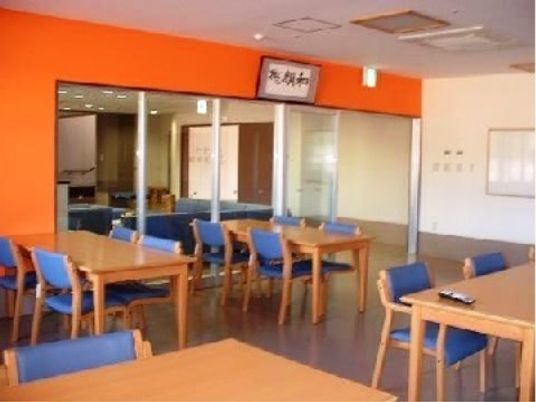 明るい食堂の様子