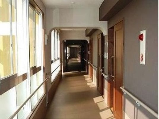 明るく清潔な廊下空間