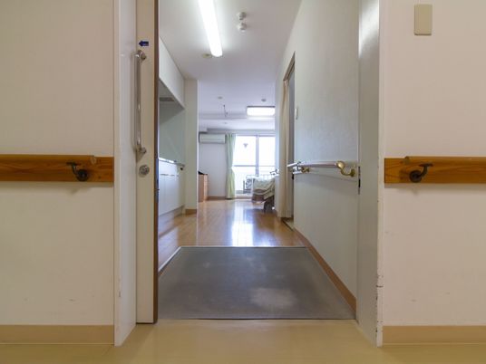 廊下から見た居室の入口