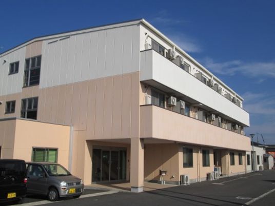 明るい外観の建物