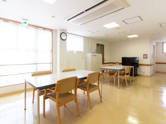 明るい共用ダイニングスペース