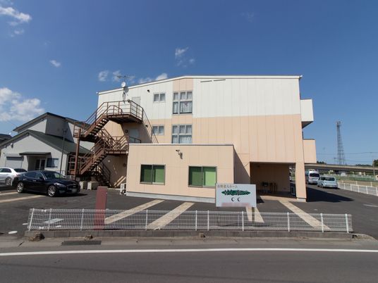 明るい外観の建物入口