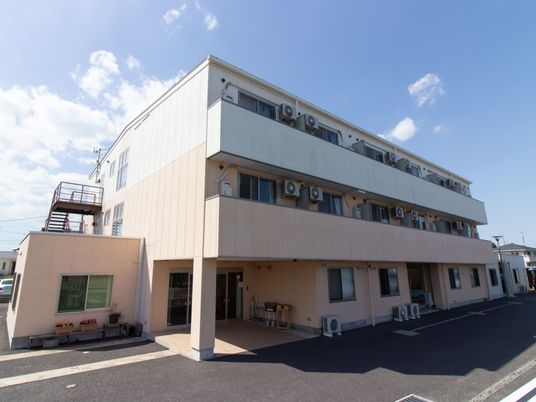 建物の明るい外観