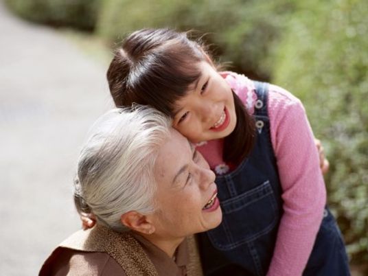 笑顔の女性と子供