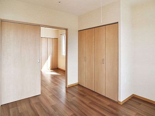 明るい居室の収納  