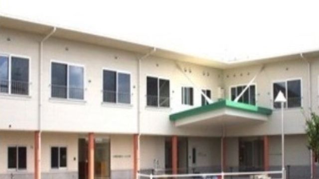 白い壁のモダンな外観